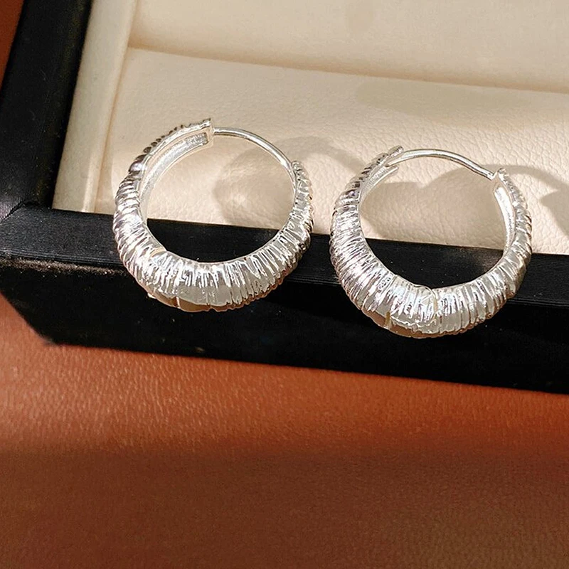 GANPUP Einfache Runde Plissee-Creolen für Damen, Modische Neue Silberfarbene Ohrschmuck-Geschenk für Party, Damenohrringe – Detail 5
