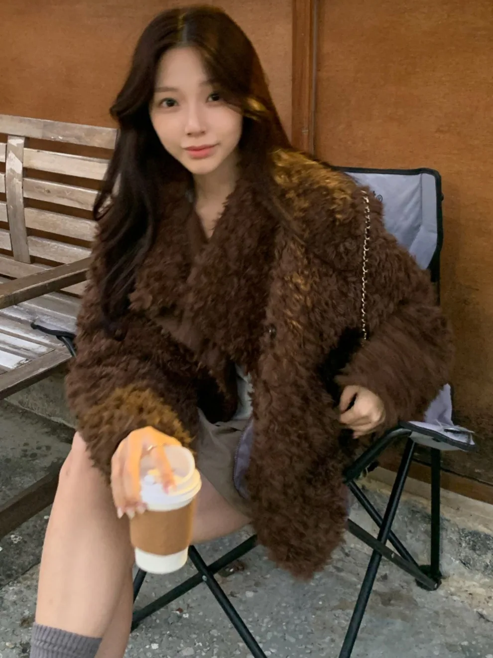 เสื้อโค้ทหนังผู้หญิงแบบติดกระดุมด้านข้าง ผลิตจากขนแกะหรือขนสัตว์เทียม เป็นมิตรกับสิ่งแวดล้อม อุ่นสบาย เหมาะสำหรับฤดูใบไม้ผลิ ฤดูใบไม้ร่วง และฤดูหนาว