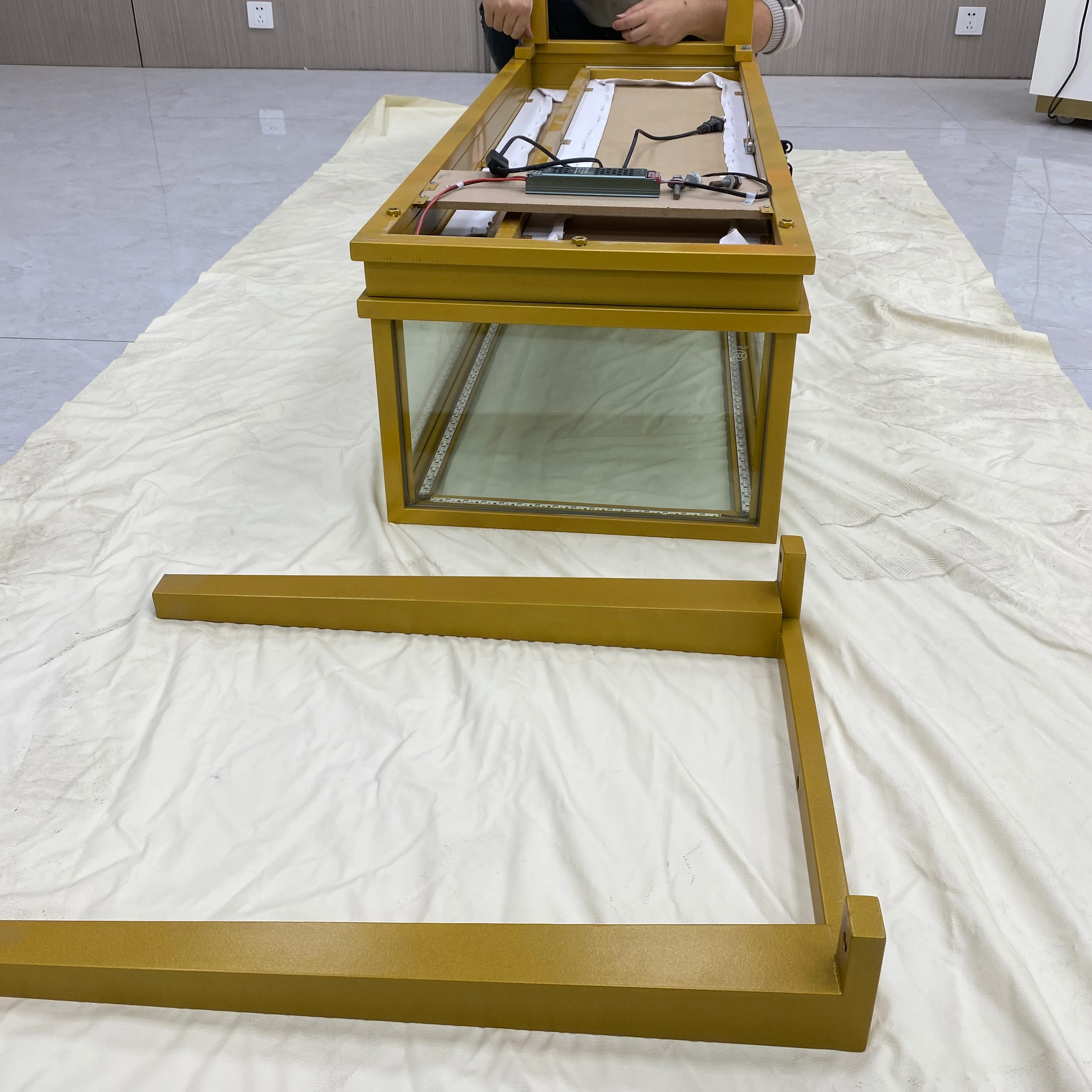 Custom.Hong Zhan Source Custom Detachable Jewelry Display Case Modular Assembly with LED Light for Retail Stores & Exhibitions