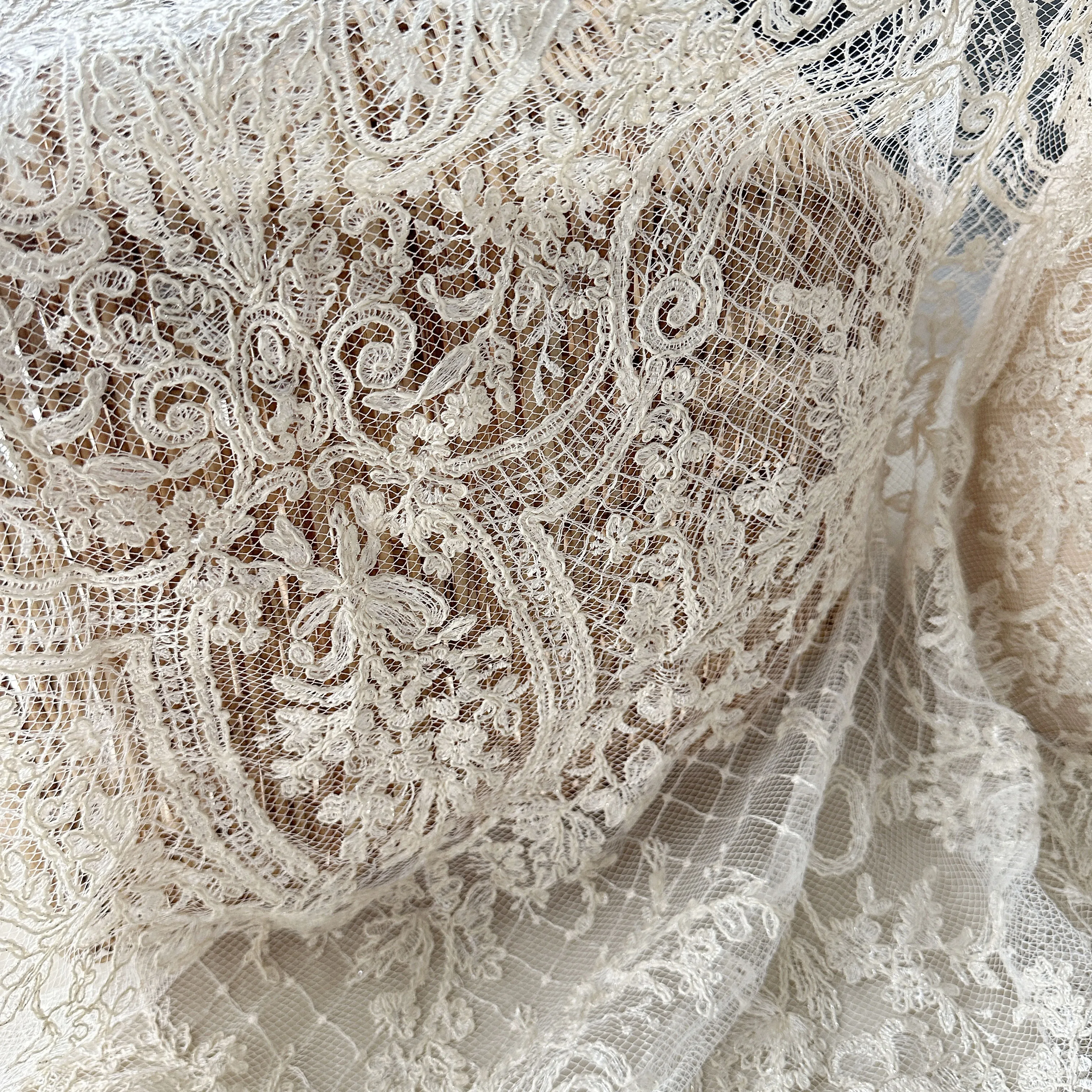 Champagner-Spitzenstoff, Elegante bestickte Brautspitze, detailliert bestickter Blumenspitzenstoff – Detail 2