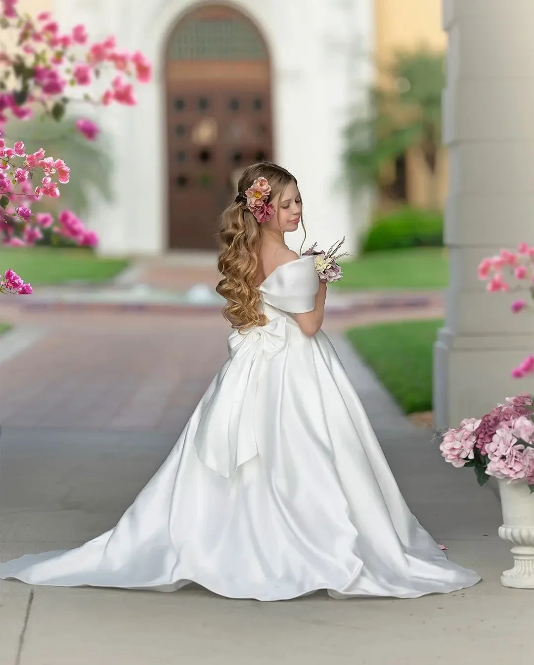 Eleganti abiti da ragazza di fiori in raso bianco per matrimoni Bow Off spalla principessa abito da ballo formale abiti da sera lunghi per ragazze