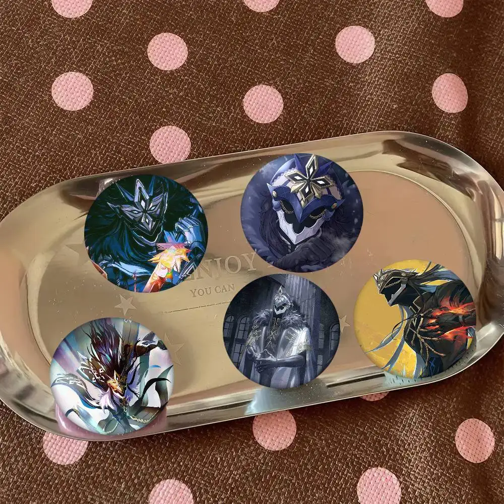 Pin de Solapa Redondo de Anime Genshin Impact Il Capitano, Broche Creativo para Ropa, Accesorios para Mochila