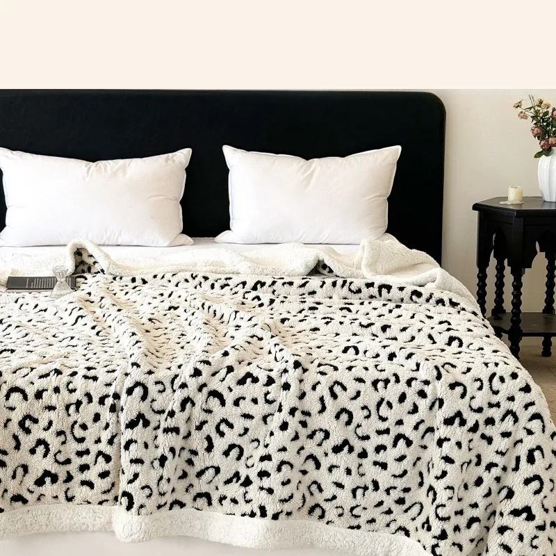 

2025 new printed leopard print nap blanket flannel blanket autumn and winter warm office car blanket