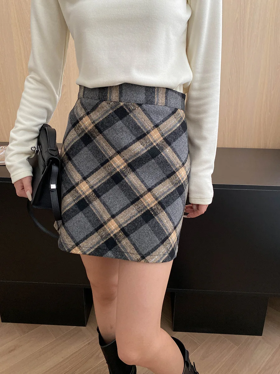 Mittelalterlicher College-amerikanischer, farblich kontrastierender, diagonaler Gitter-Look mit hoher Taille, schmaler, hüftumwickelter Woll-Kurzrock in A-Linie