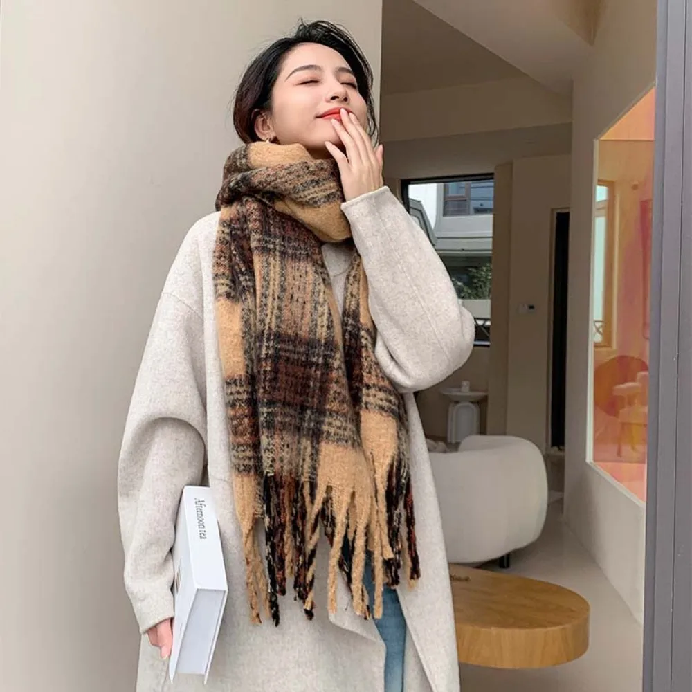 ผ้าพันคอใหม่สำหรับฤดูใบไม้ร่วงและฤดูหนาวปี 2026 ผ้าพันคอพู่ห้อยแบบขัดเงาเพื่อความอบอุ่นและความอเนกประสงค์ในฤดูหนาว