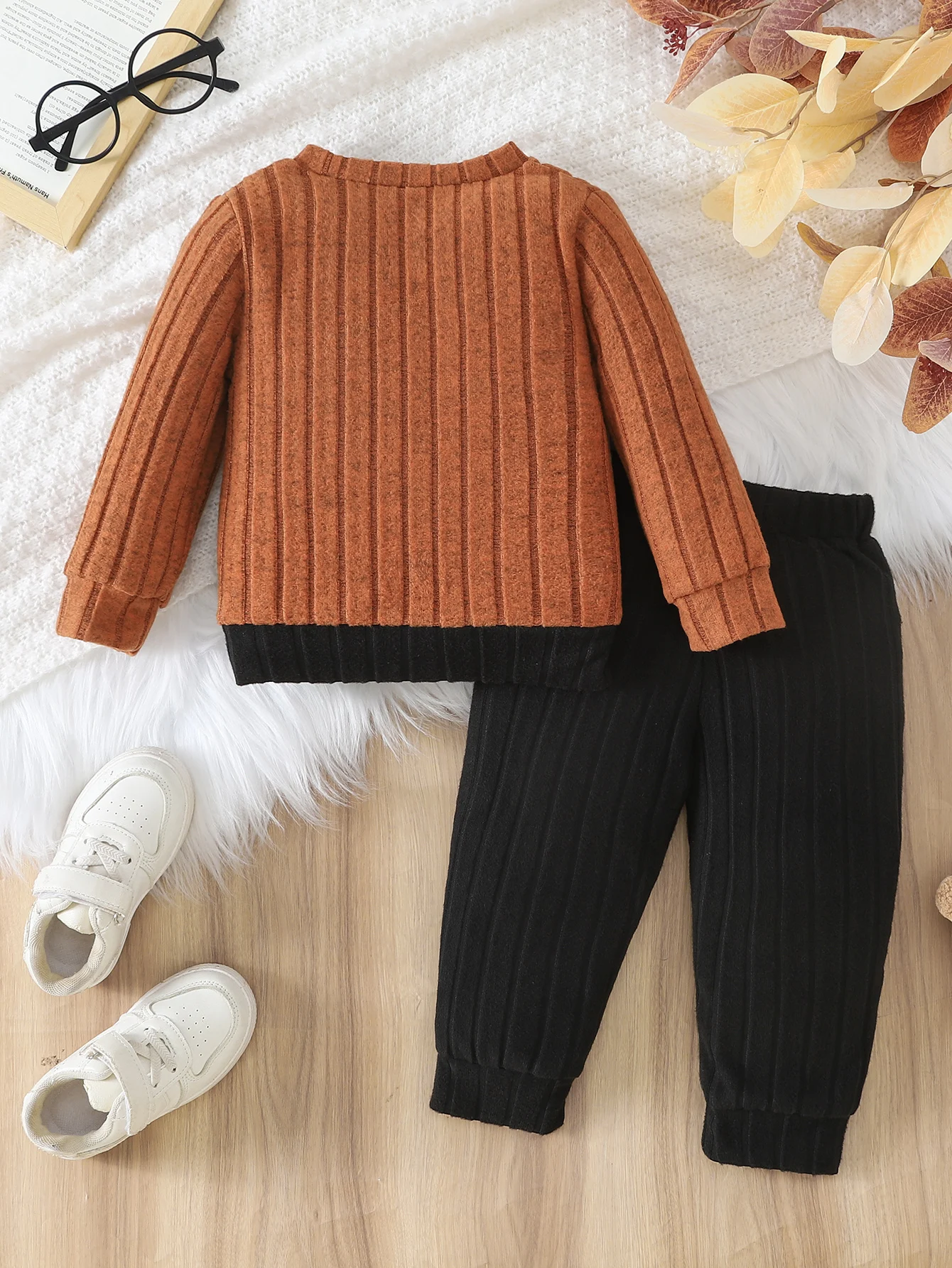 2-teiliges Baby-Outfit für Frühling und Herbst, Farbblock-Design, vertikal geripptes Langarm-Oberteil mit Rundhalsausschnitt + schwarz gestreifte Jogginghose mit Bündchen, schlicht. – Detail 2