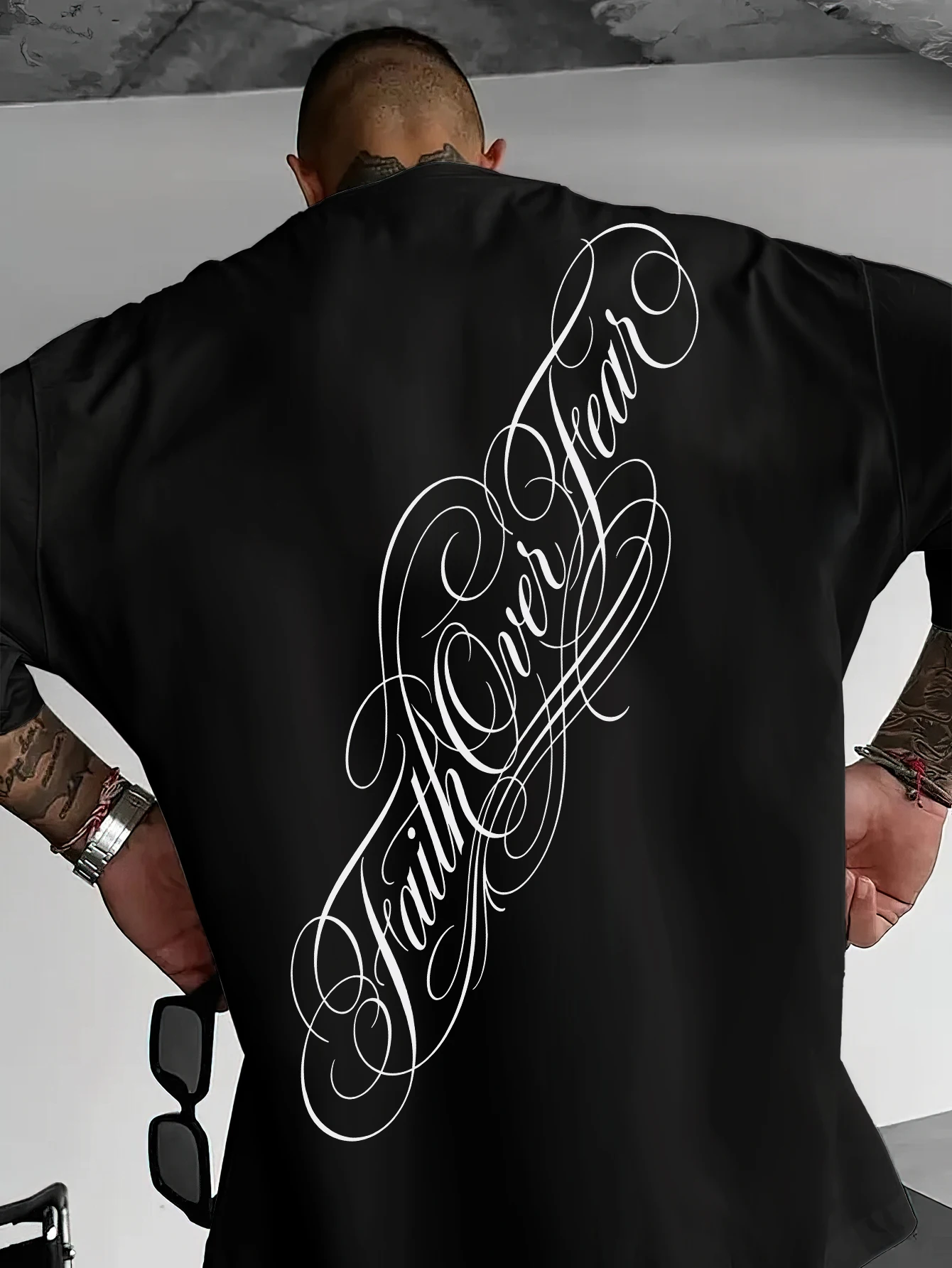 T-shirt à manches courtes pour homme, style streetwear oversize, imprimé croix Faith Over Fear sur le devant, polyester noir, col rond, tailles S-2XL