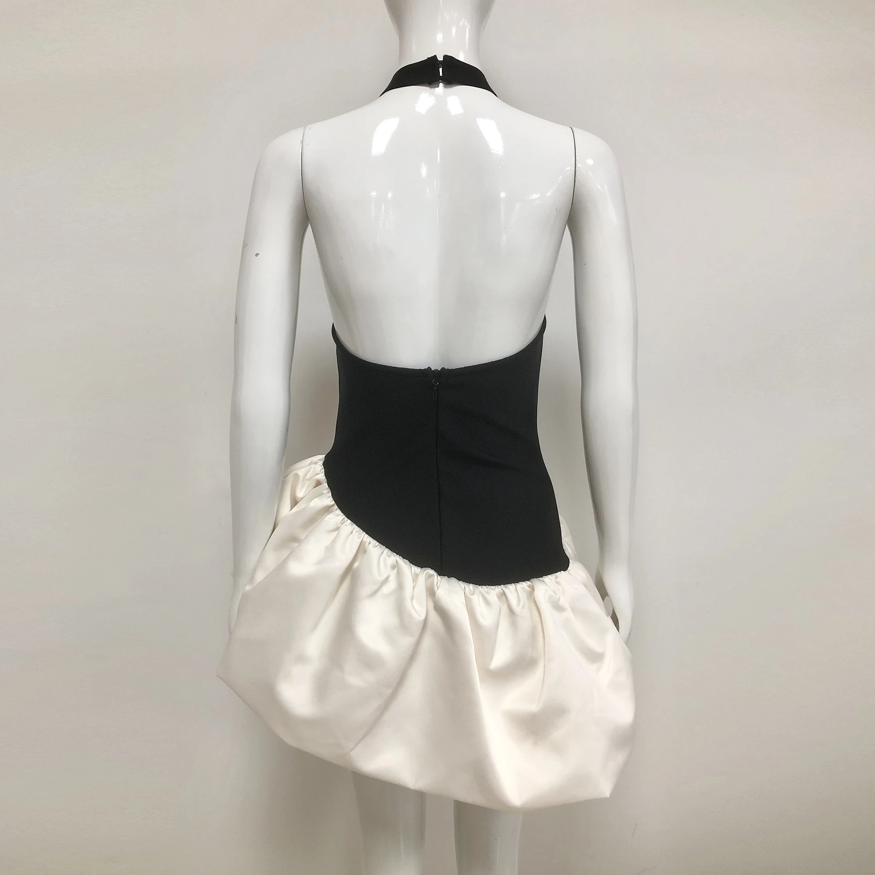 섹시한 블랙 홀터넥 넥 컷 아웃 미니 드레스와 화이트 새틴 프릴 여성 민소매 백리스 2025 여름 착용 짧은 드레스