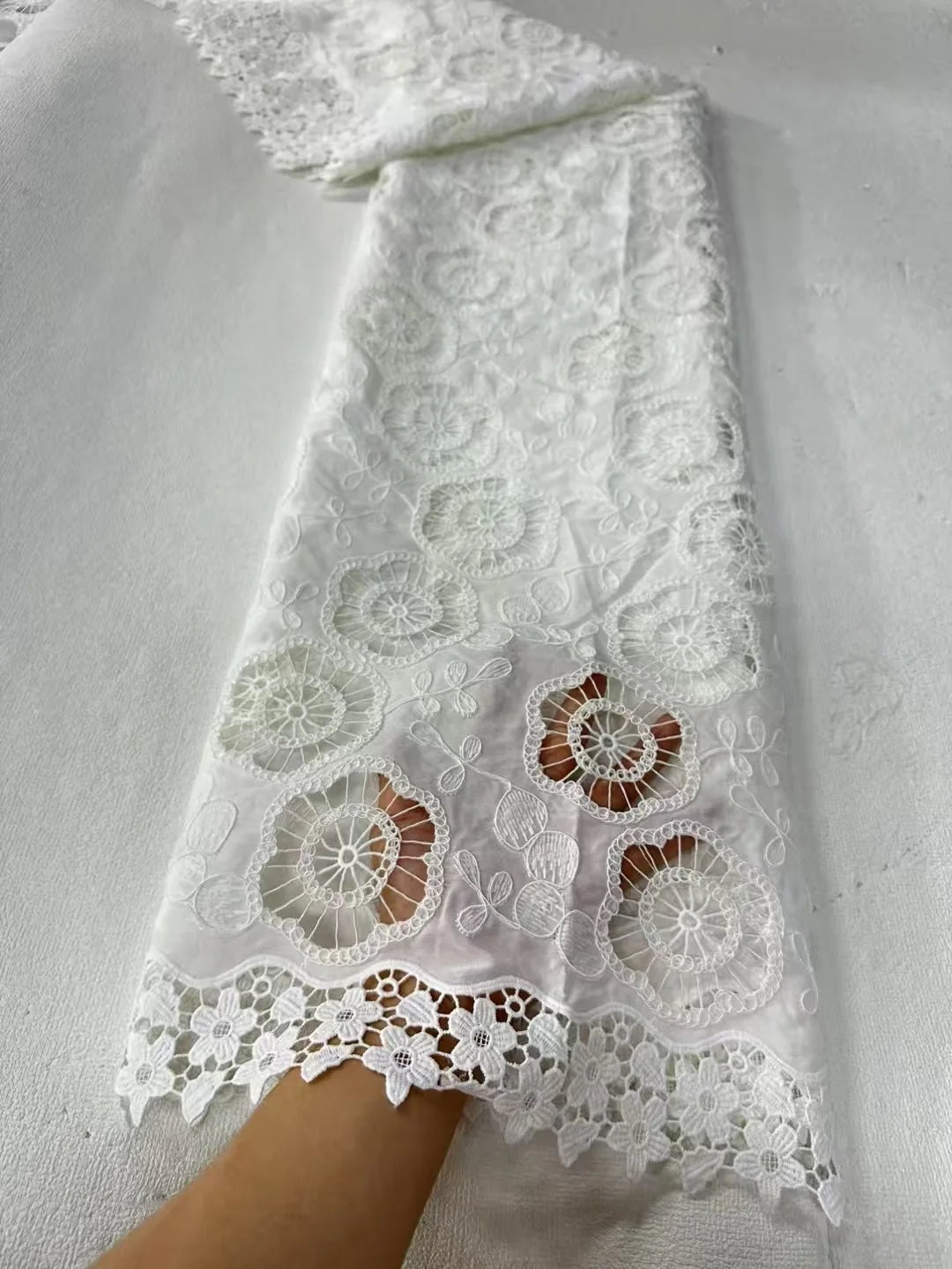 

2025 New African Lace Fabric Nigerian Tulle Embroidered Bridal Gown Material Soft Cotton Damask for Wedding Party Dresses 5Yards