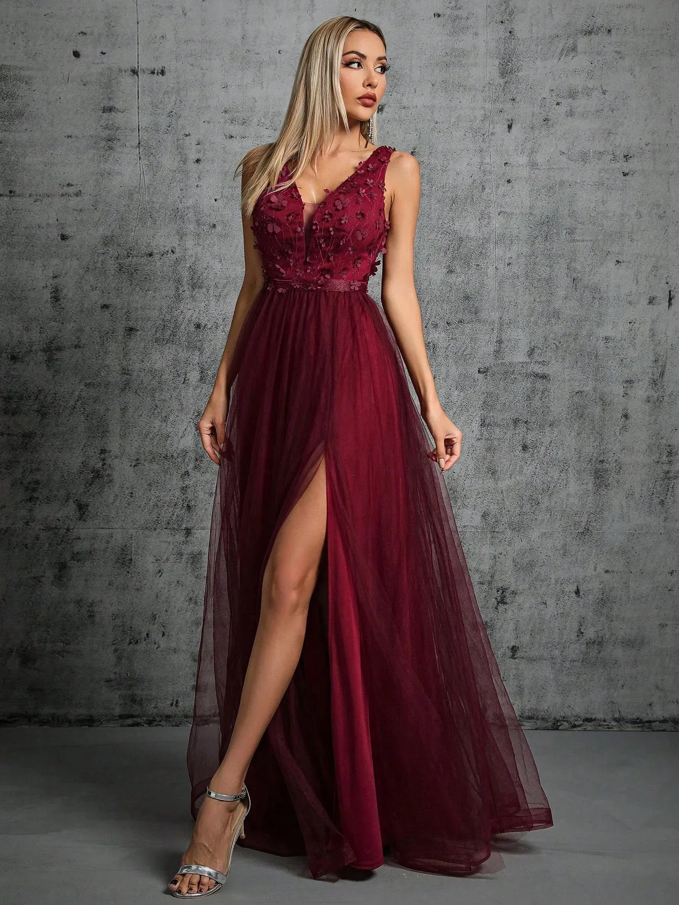 Abito da sera in tulle bordeau - Embroidery Online Design recensione e prezzo