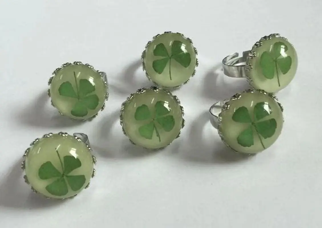 15 pcs Luminous Real Four leaf clover Ring Vintage Resin Shamrock Glow in Dark Jewelry