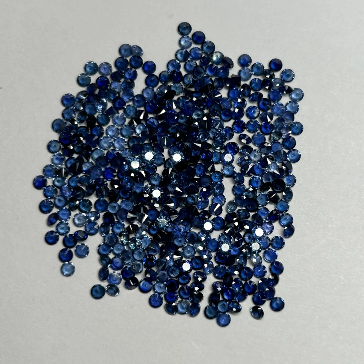 Mosangna جودة رائعة قطع مستديرة 0.8-3 مللي متر 100% طبيعي أحمر روبي أزرق ياقوت بيرس لكل قيراط