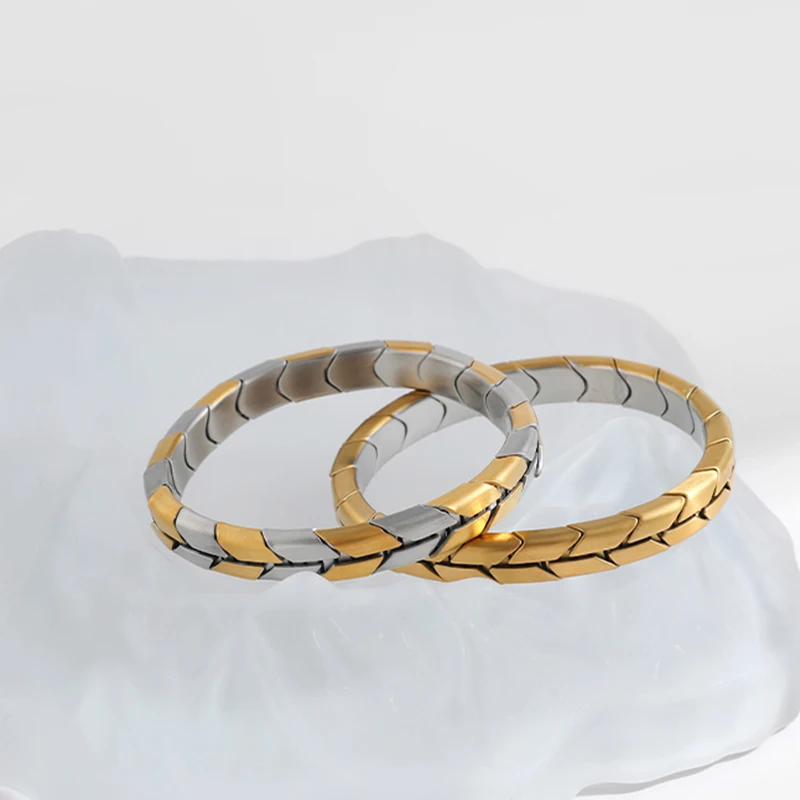 New minimalist two-color spliced snake pattern bracelet, exquisite stainless steel jewelry, hip-hop style