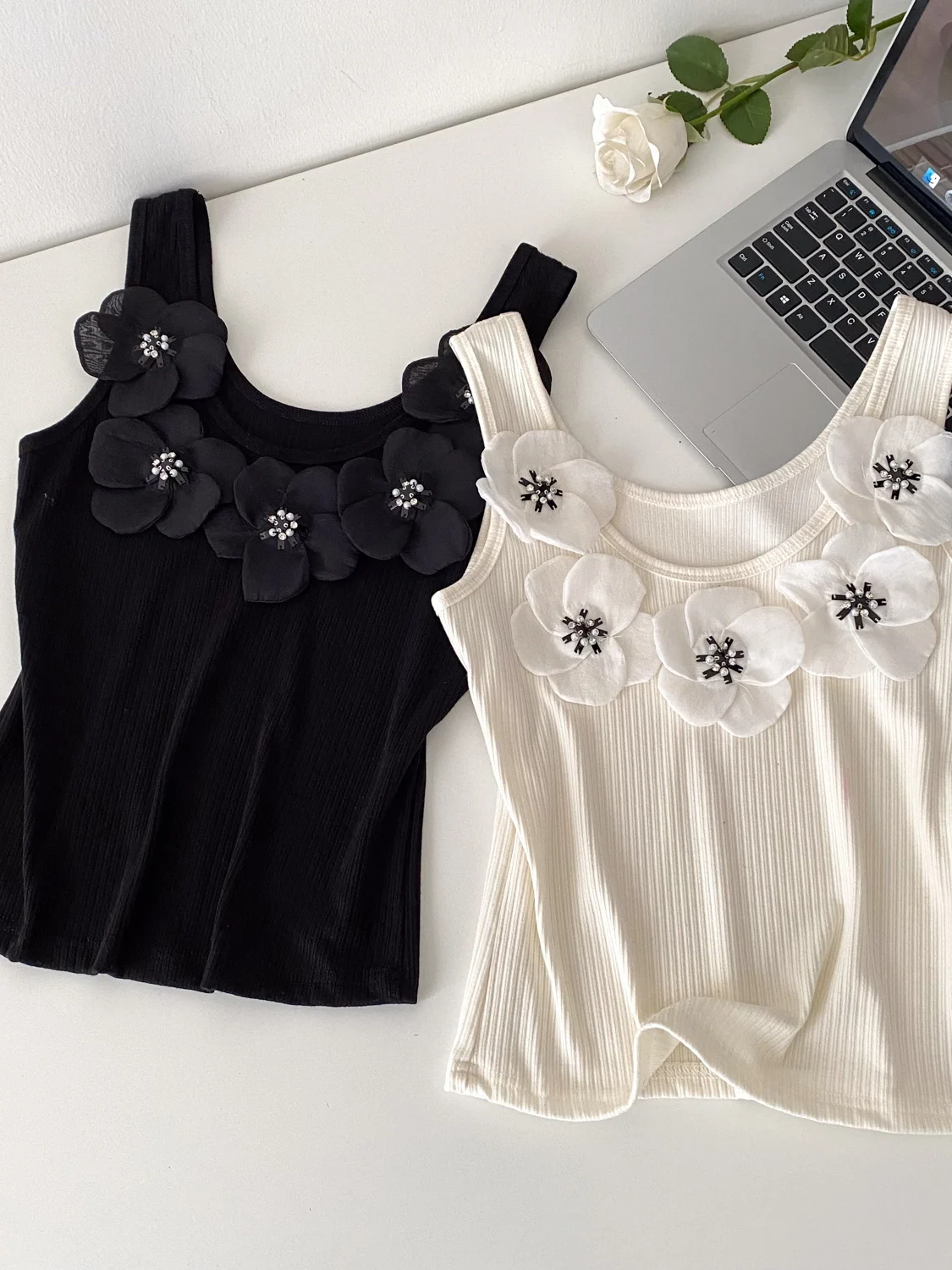 

Женская облегающая майка с 3D-цветочным декором, для повседневной носки, черно-белая, два цвета, верхняя одежда из полиэфирного волокна, круглый вырез