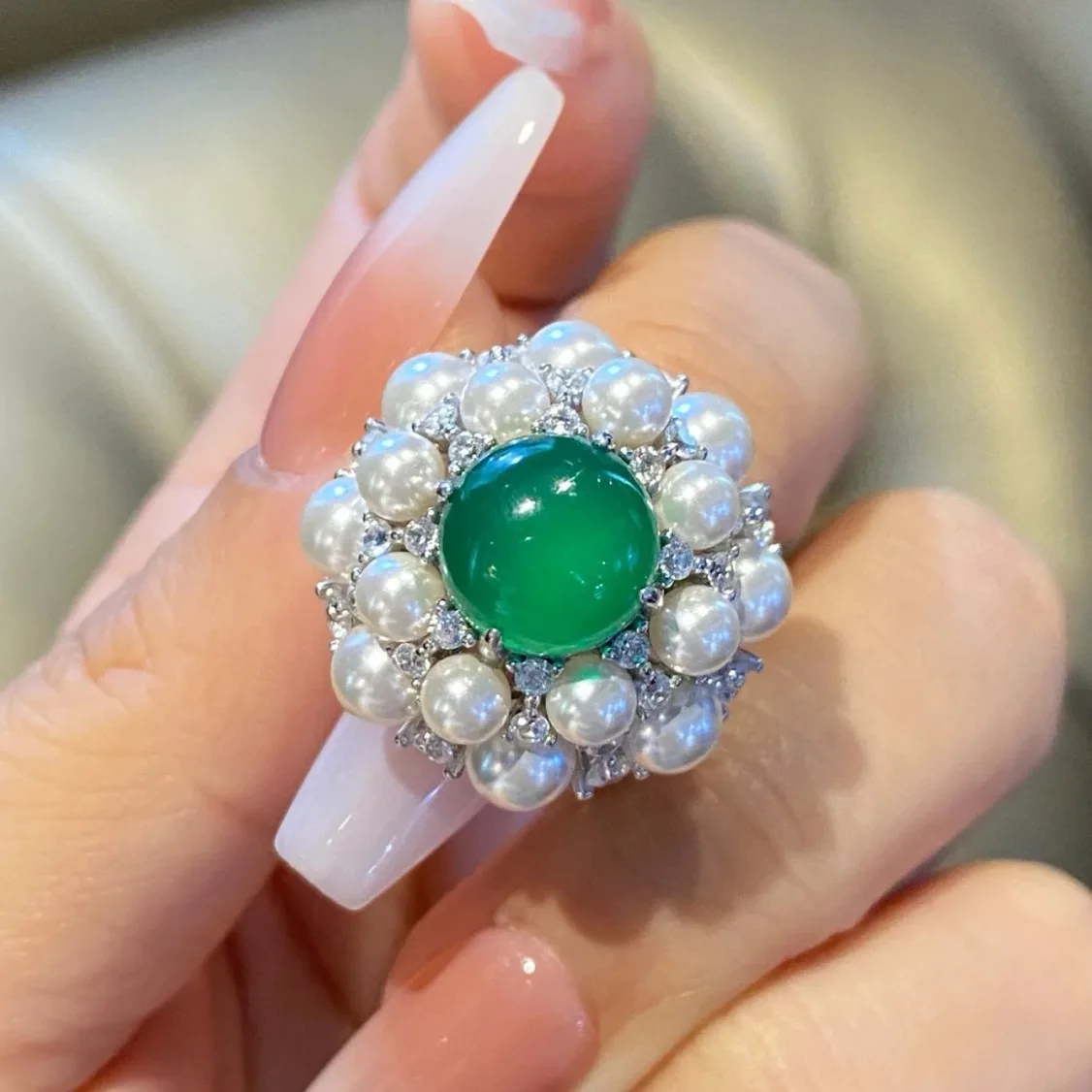 

Серебряное винтажное ювелирное кольцо представляет собой открытое кольцо из искусственного зеленого агата с жемчугом для женщин.