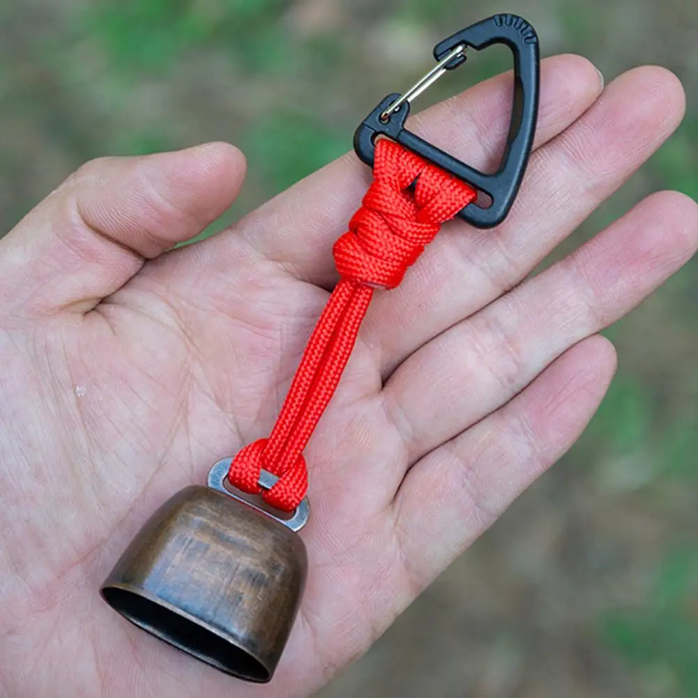 Campana de oso al aire libre para senderismo, acampada, campana de vaca de hierro fundido ruidosa con cordón trenzado a mano, llavero antipérdida para caminar con mochilero