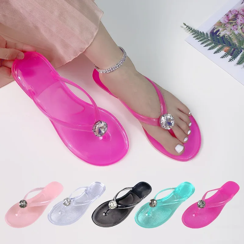 Nouvelles tongs d'été en PVC pour femmes, sandales plates antidérapantes pour la plage, chaussons de salle de bain à bride unique pour adultes