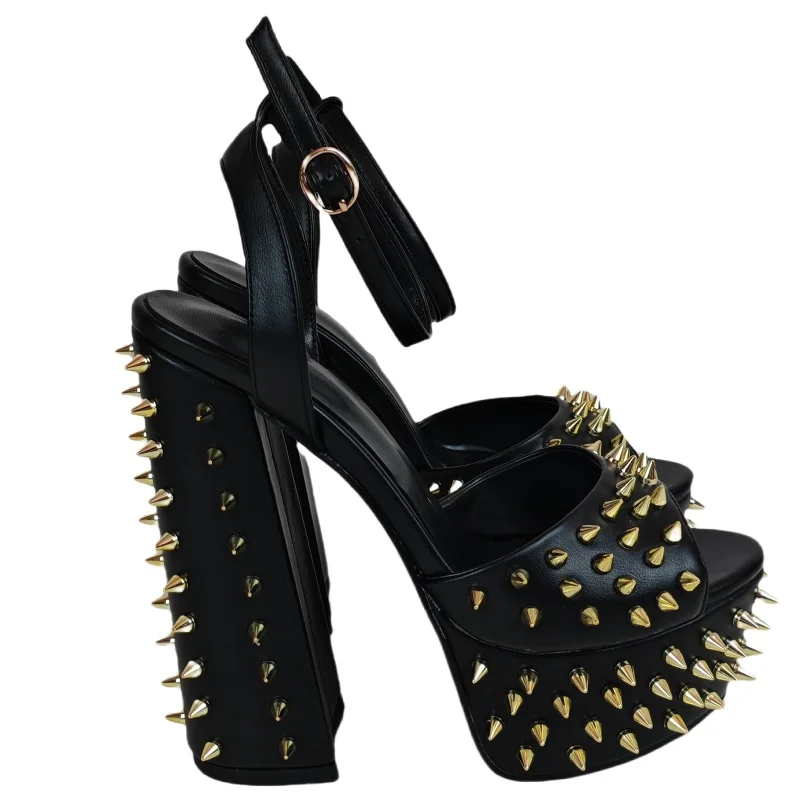 

Розовые босоножки на платформе и блочном каблуке с золотыми металлическими заклепками, женские пикантные крутые сандалии на каблуке в стиле панк с круглым носком и перекрестным ремешком