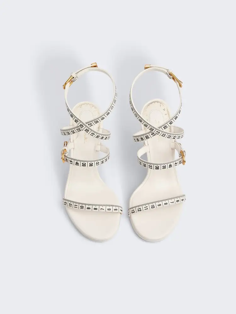 Unieke Liniaal Sandalen Metalen Gesp Versierd Hoge Hakken Open Teen Fancy Hak Vrouwen Schoenen Sandalias Mujer Verano