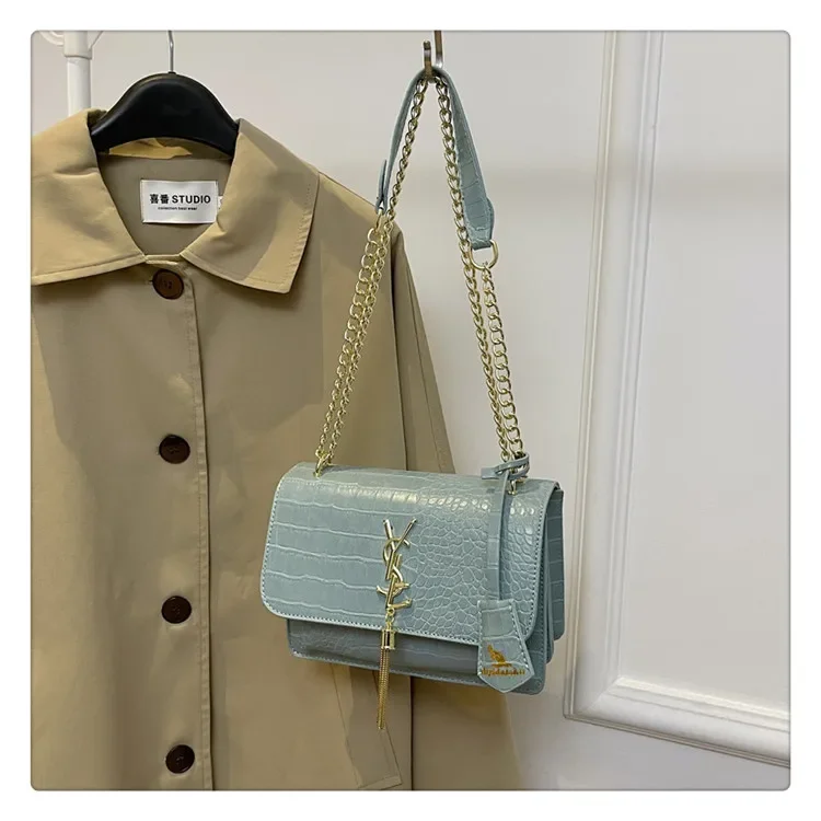 

Модная женская маленькая квадратная сумка - оттенок Merlot, через плечо/плечо, стильная и премиум-класса, легкая роскошная атмосфера