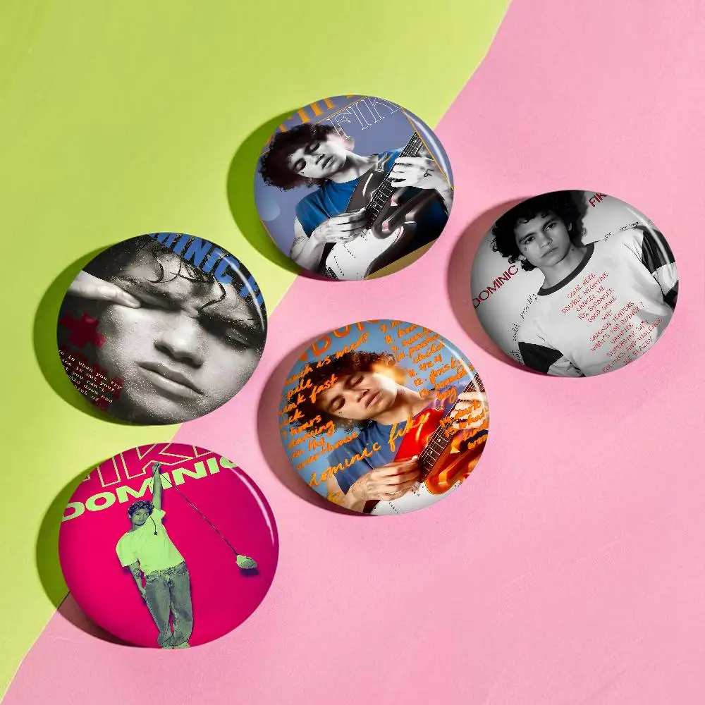 Épinglette personnalisable souple pour femme, motif chanteur pop Dominic Fike, bijou créatif, badge amusant, pour les amateurs de dessins animés, pour chapeau