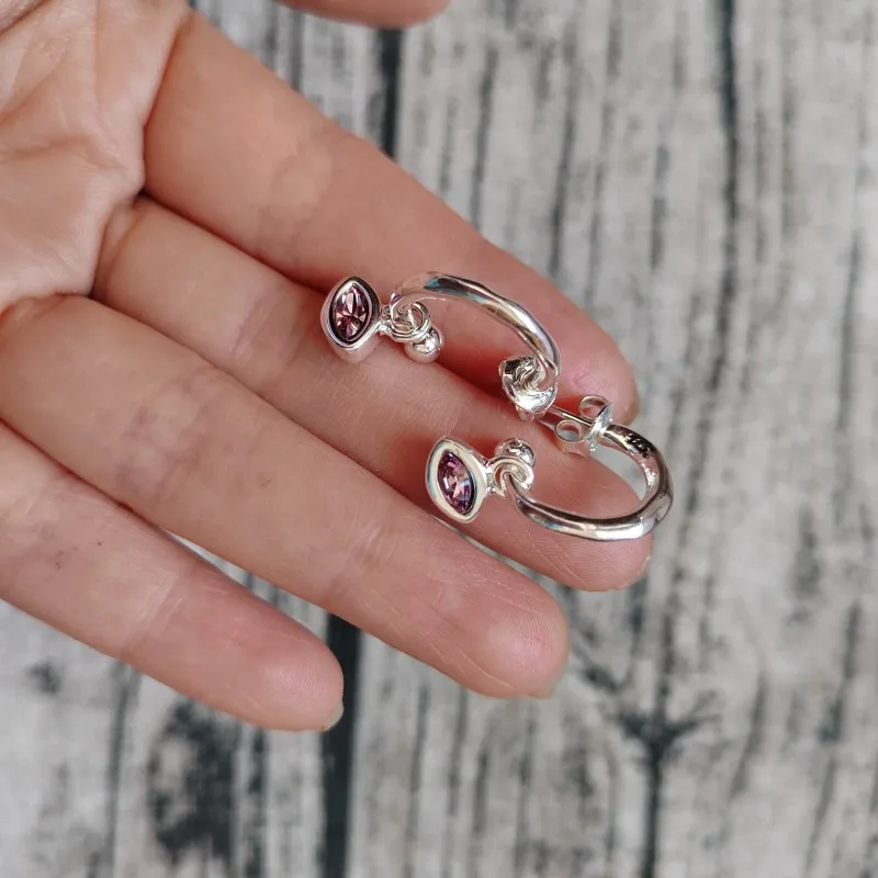 

Модные серьги с драгоценными камнями 2026 года, пользующиеся большим спросом в Европе и Америке, идеально подходят для повседневной носки и стильной одежды.