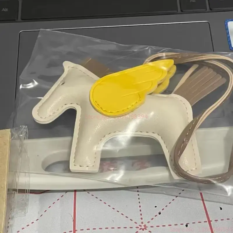 Liontin Kuda Kecil dengan Benang Jahit Tangan Liontin Kuda Terbang Malaikat Mini Tas Rumbai Lucu untuk Aksesori Dekorasi Mobil Wanita