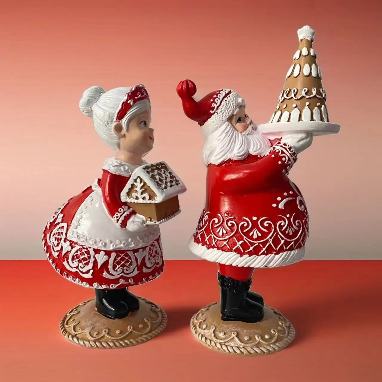 

Outdoor Garden Christmas Lovely Couple Holding Gift Boxes And Cake Resin Decorations