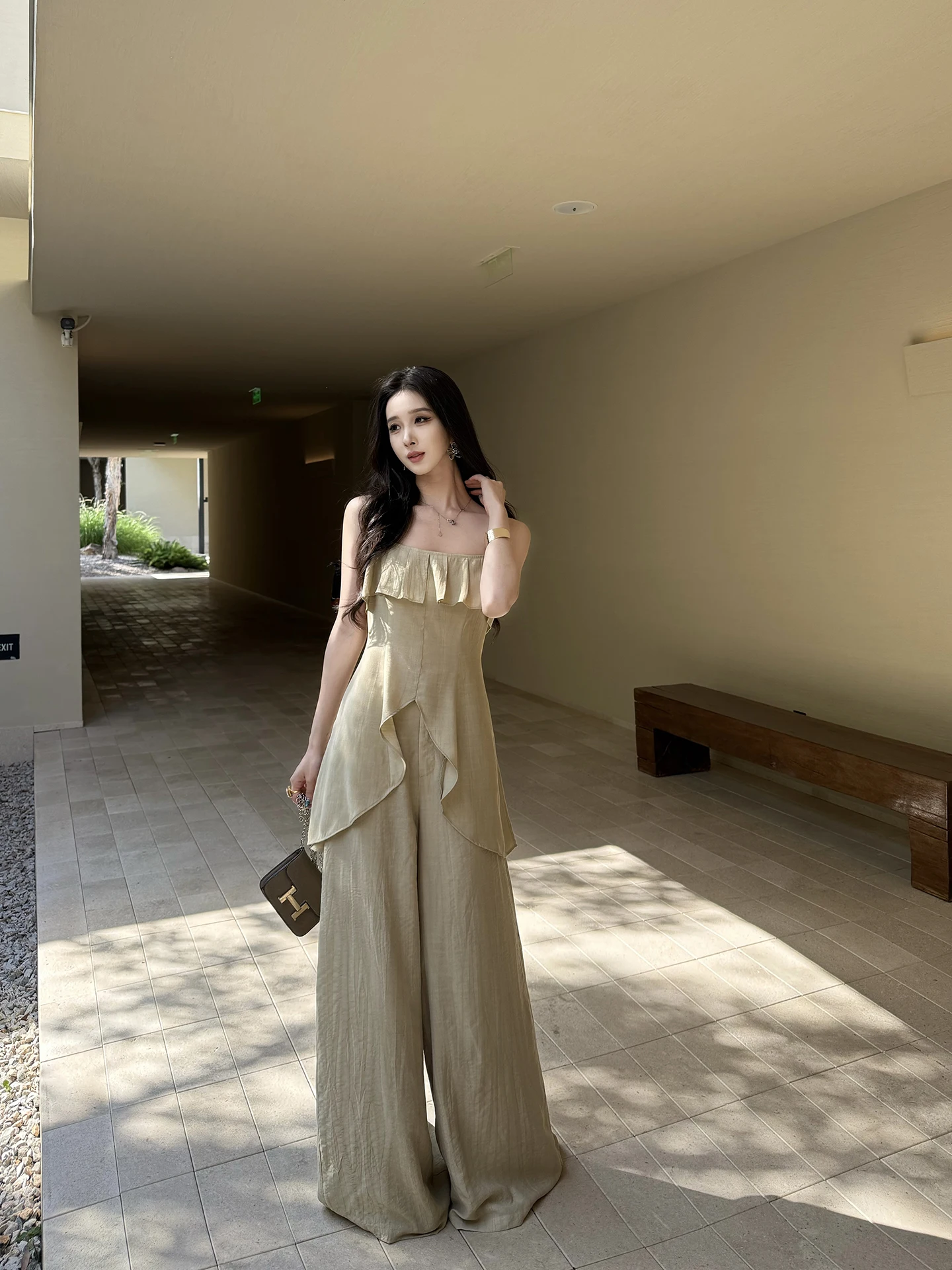 

Летний женский комплект из двух предметов: топ с завязками на талии и широкие брюки с кружевной отделкой от Onion, повседневный стиль.