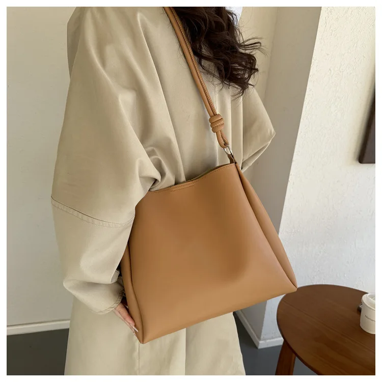 Koreanische Version der Pendler-Tasche mit großer Kapazität für Damen, Leder-Umhängetasche für Frauen, einfarbige Tragetaschen – Detail 13