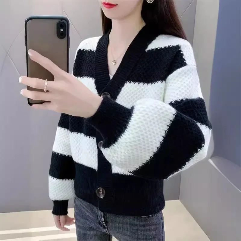 2024 women's retro color matching striped V-neck knitted cardigan, fashionable and versatile classic casual and thin sweater