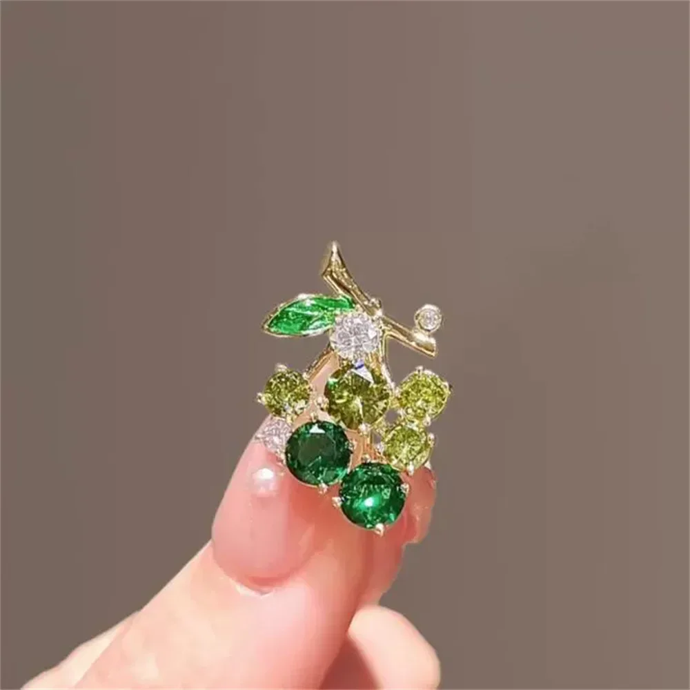 2025 Purple Green Crystal Zircon Grape Brooch for Women Cute Fruit Brooch Suit Coat Lapel Pin Badge Clothing Jewelry Accessories