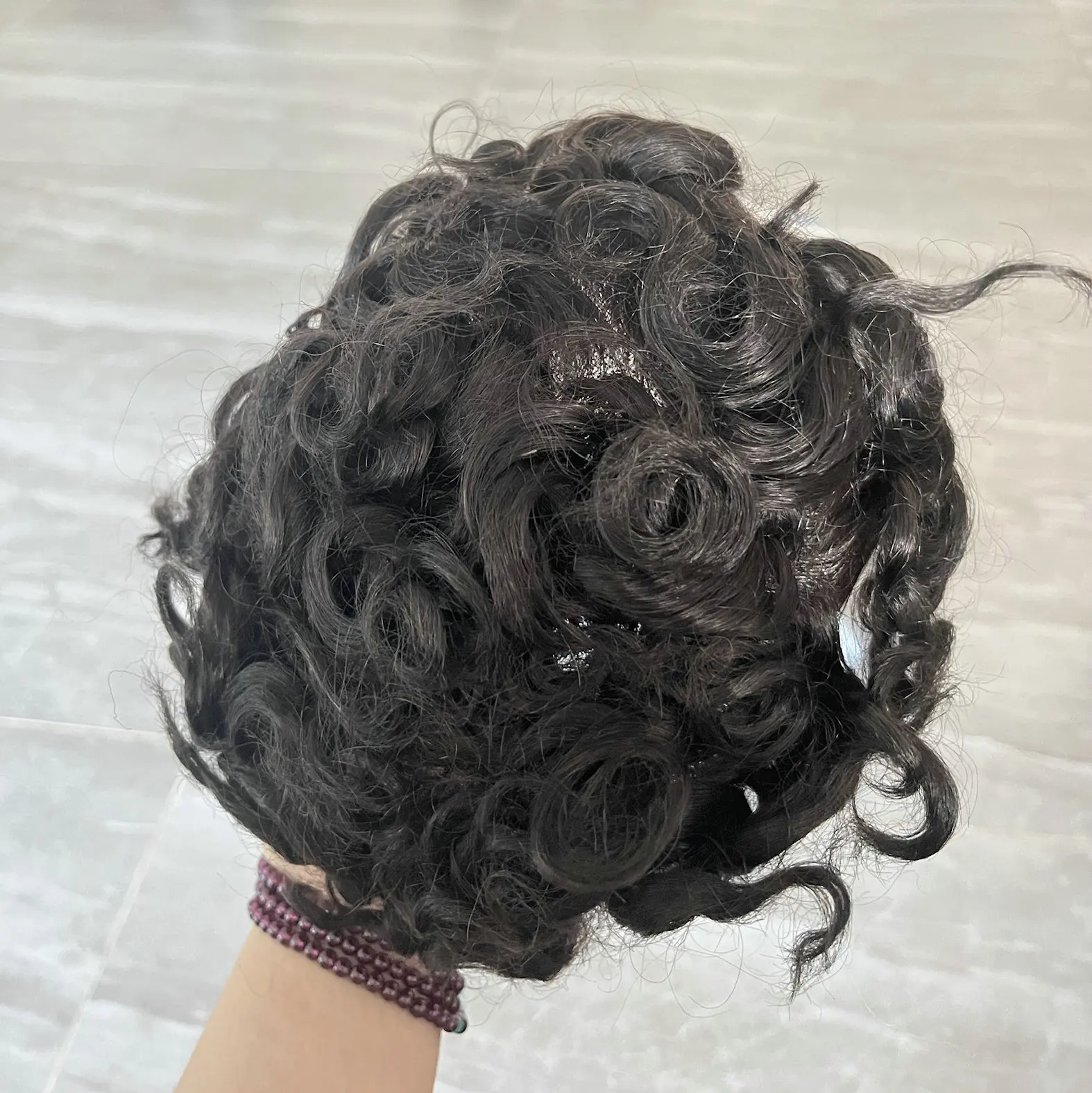 28mm Curly Bond Style Echthaar-Toupet für Herren, Mono-NPU-Basis, 1b65 565 Graubraunes Haarsystem, Atmungsaktive, Langlebige Kapillar-Prothese – Detail 5
