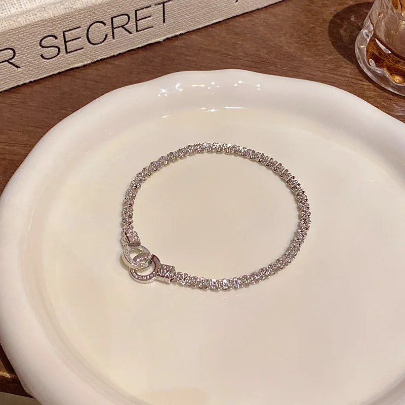 Pulsera ligera de lujo con hebilla de doble anillo y cielo estrellado para mujer, temperamento versátil, sensación de alta gama, sparklin
