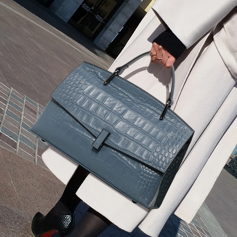 

Genuine Cowhide Leather Crocodile Pattern Ladies Handbag Flip Cover Large Capacity Stylish Single Shoulder Bag