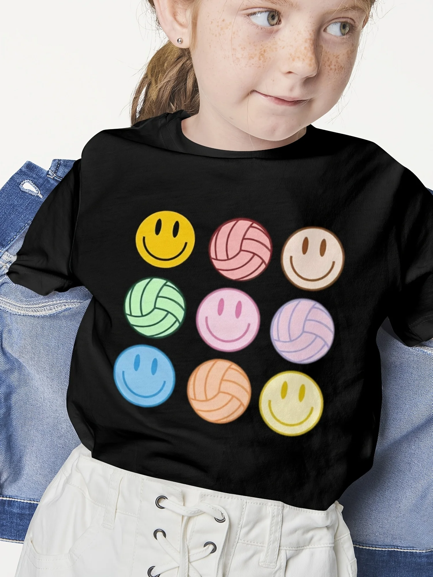 Sommer Neues Mädchen-T-Shirt mit Smiley-Gesicht und Volleyball-Grafikdruck. Niedliches und schlichtes All-Match-Sommer-T-Shirt für Mädchen