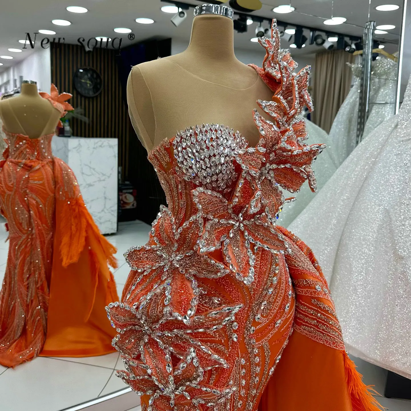 Gorgeous Dubai Orange Crystals Beaded 3D Leaf Design Mermaid Evening Dresses with Feathers Side Train Luxury Events Party Gowns