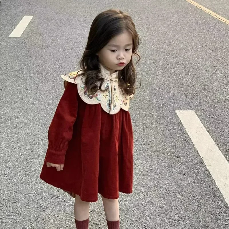 

Повседневное платье для девочки с длинным рукавом, осенне-зимнее, 2025, в стиле ретро, с вышивкой, с накидкой, флисовое, красное