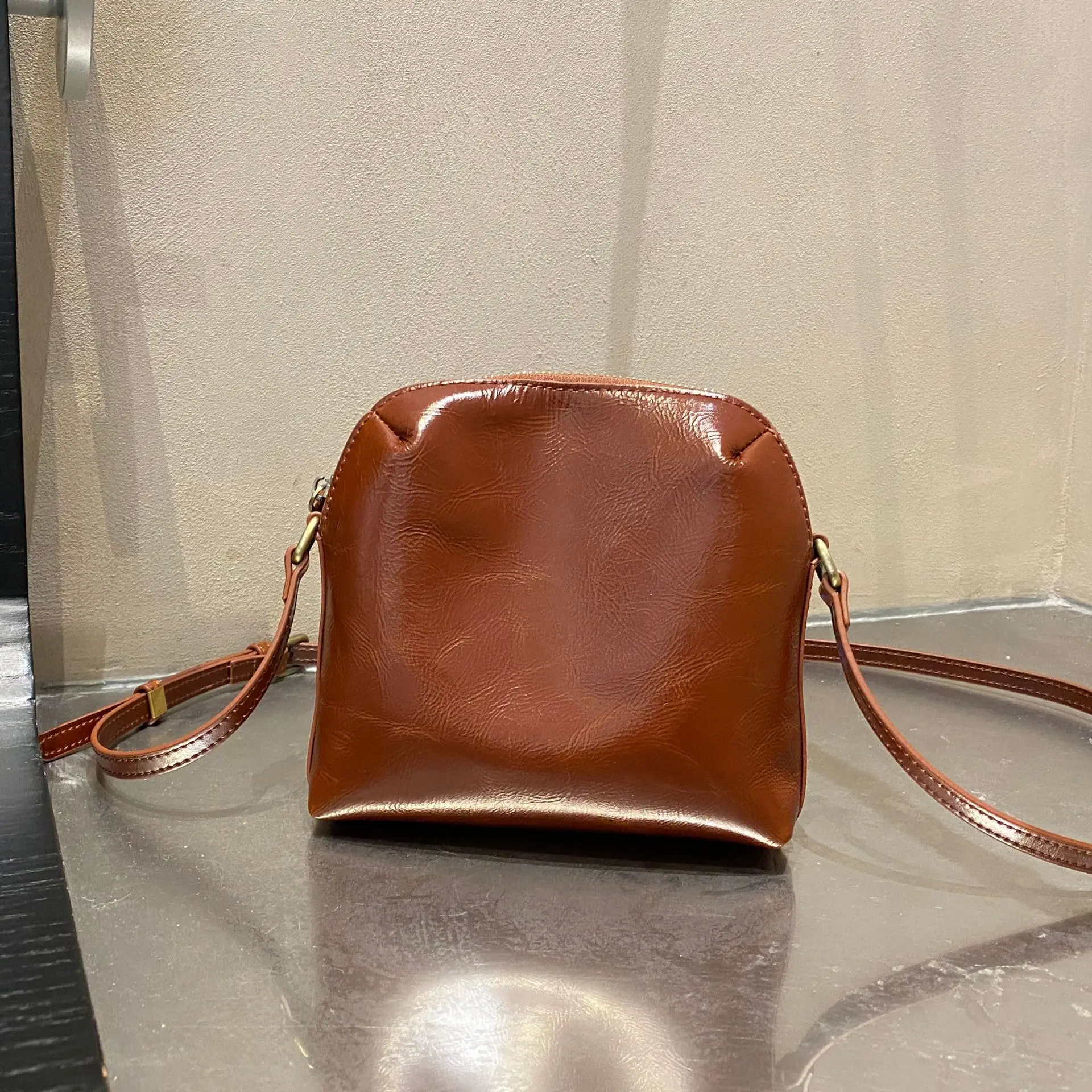 Women's Minimalist Lightweight Phone Crossbody Bag Waxed Top Grain Cowhide Shoulder Bag, Practical Soft Leather Ladies Shell Bag