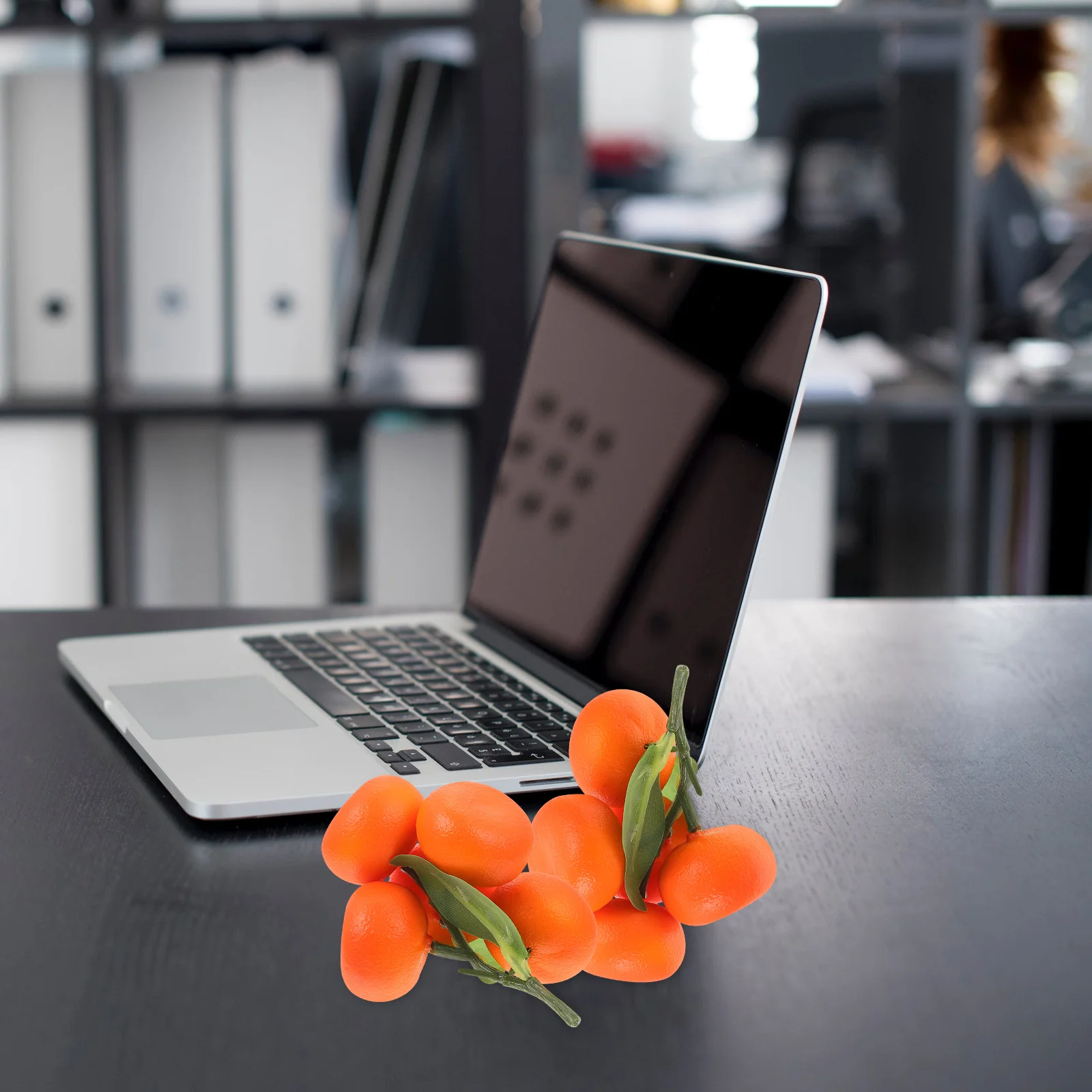 

3Pcs Artificial Small Oranges with Leaf Lifelike Orange Fruit Ornaments Perfect Party Wedding Photo Props Vibrant Decorative Use