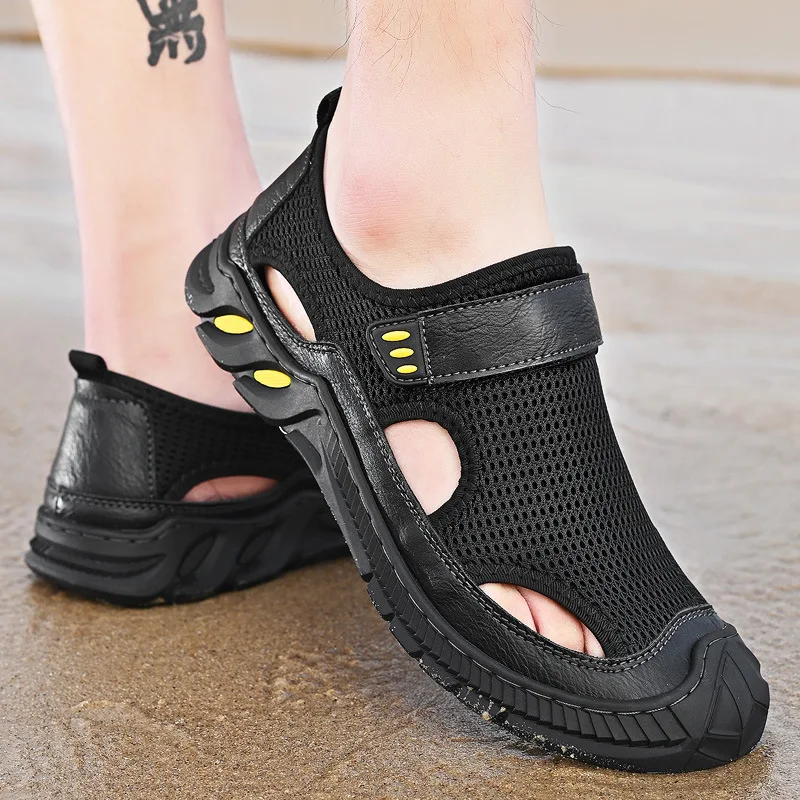 Herren Sandalen neue 2024 Sommer Herren schuhe Mesh lässige Strands andalen Schuhe aushöhlen leichte weiche Unterseite Anti-Geruch