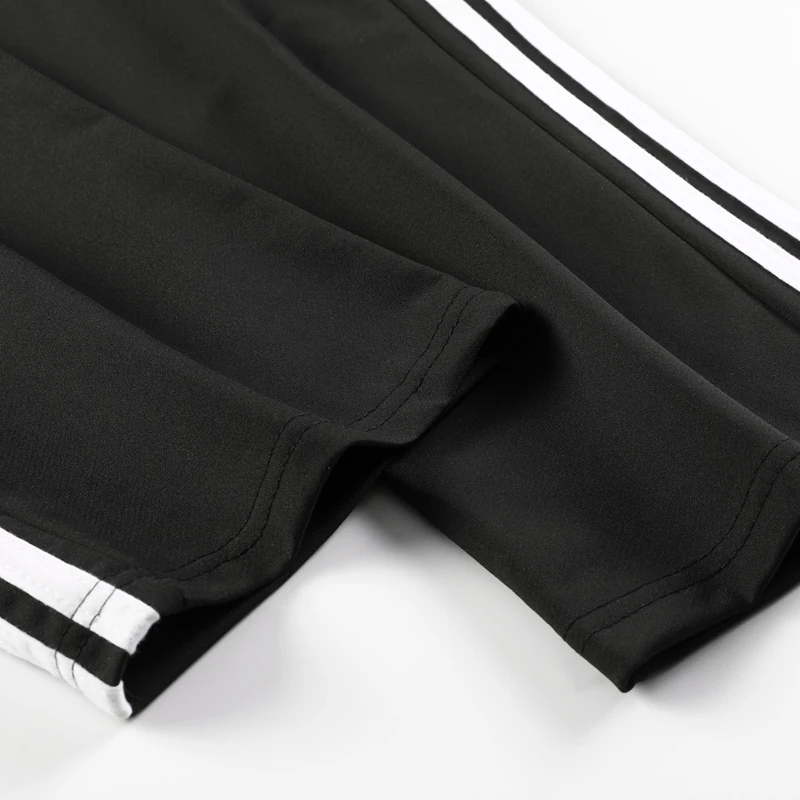 Herrenhose mit seitlichen Streifen, gerader Schnitt, Strickstoff, Fitness- und Jogginghose, Herrenhose mit elastischem Bund, Freizeitkleidung für den Frühling. – Detail 10