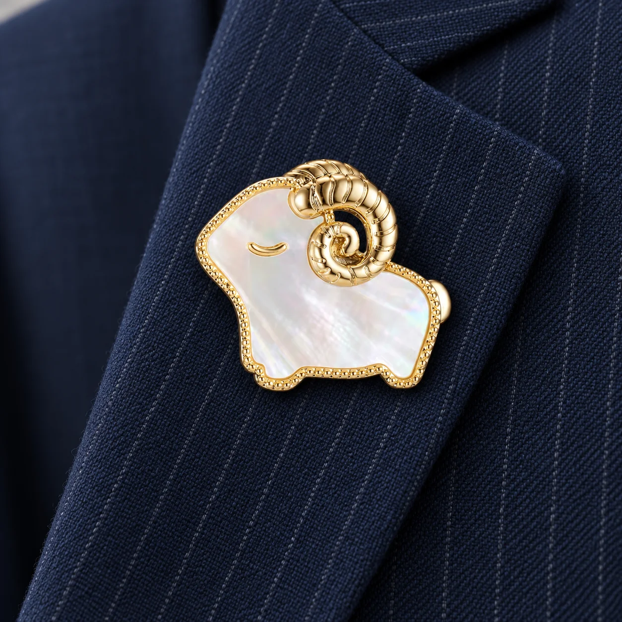 Animal Suit Pin Faux Mother-Of-Pearl Ram Brooch Faux Mother-Of-Pearl Brooch Compact Gold-Tone Brooch For Gathering Bag Knitwear