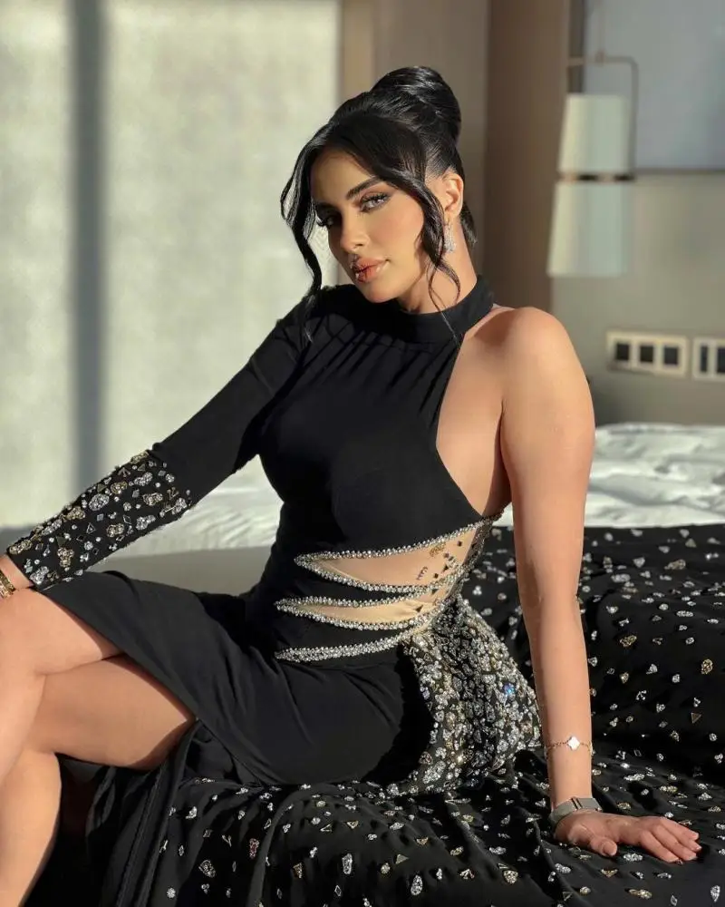 

Jirocum Luxury Black Halter Neck Evening Gowns Sheer Cut-Out Crystal Beaded Mini Prom Gala Cocktail Dresses