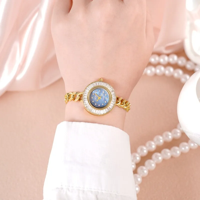 Retro exquisite luxury gold women's watch niche waterproof student fritillary face fashionable simple quartz watch 2025 new gift