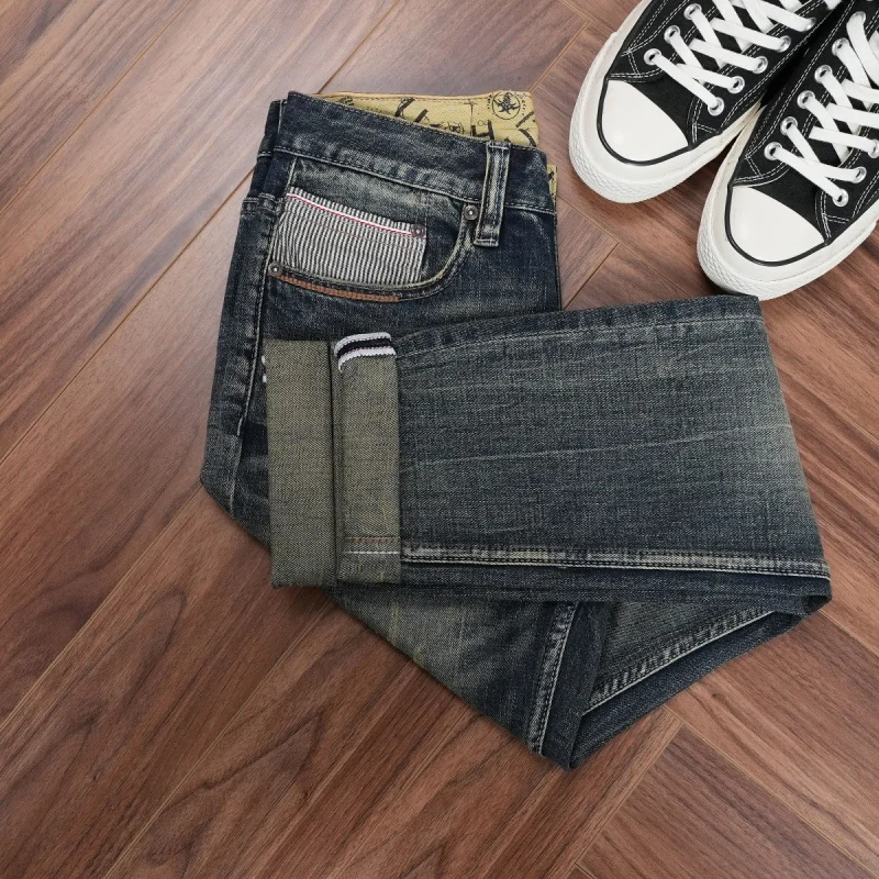 

Новые осенне-зимние мужские джинсы из плотного денима винтажного синего цвета, удобные и стильные, с легким стрейчем и зауженным кроем.