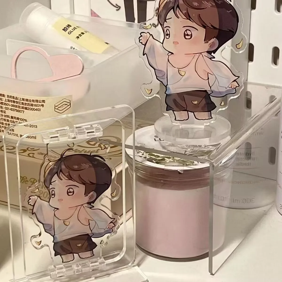 リーフポポ回転スタンド、周囲の回転スタンドを支える王一博回転スタンディングサイン