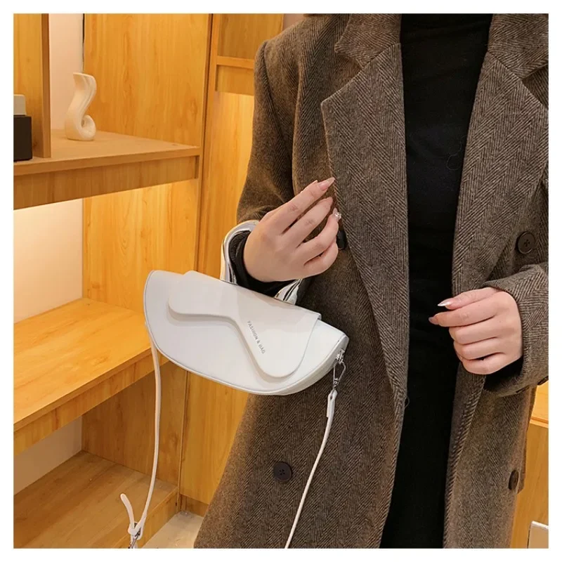 

Niche Fashion Messenger Underarm Bag Women's 2024 New Autumn Winter Portable Saddle Bag Simple Shoulder Bag