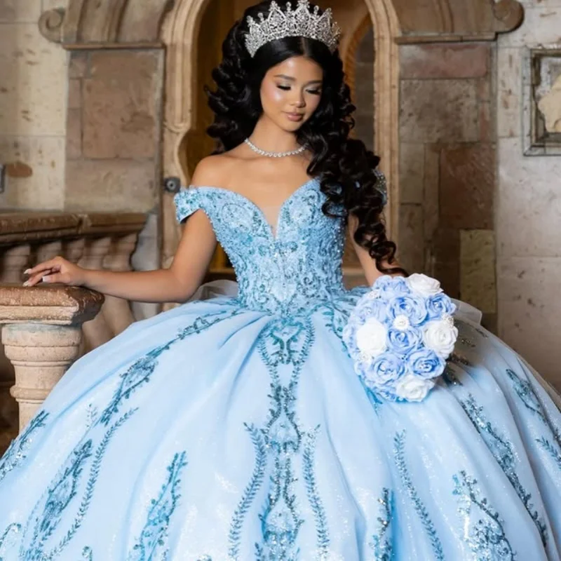 

Блестящие синие платья для квинсеаньеры с кристаллами, открытыми плечами, длинным шлейфом, рюшами и бантом, на заказ