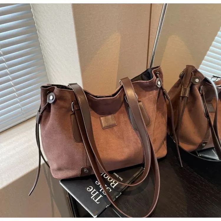 Nowa damska torba typu tote z matowego zamszu na rok 2025, retro torebka crossbody o dużej pojemności, skórzany regulowany pasek na ramię do pracy i podróży. ​